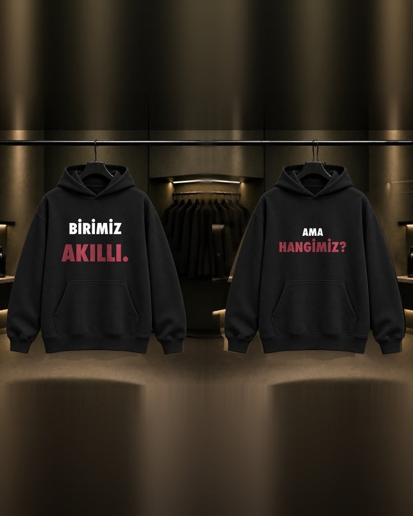 Birimiz Akıllı & Ama Hangimiz — BFF İkili Baskılı Unisex %100 Pamuk Kapüşonlu Sweatshirt — İkili, Siyah
