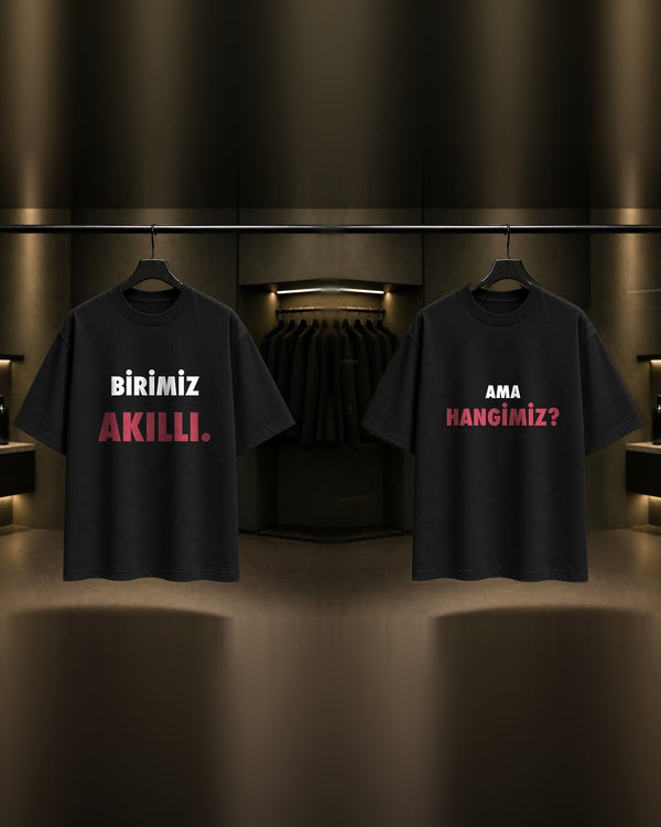Birimiz Akıllı & Ama Hangimiz — BFF İkili Baskılı Unisex %100 Pamuk T-shirt — İkili, Siyah