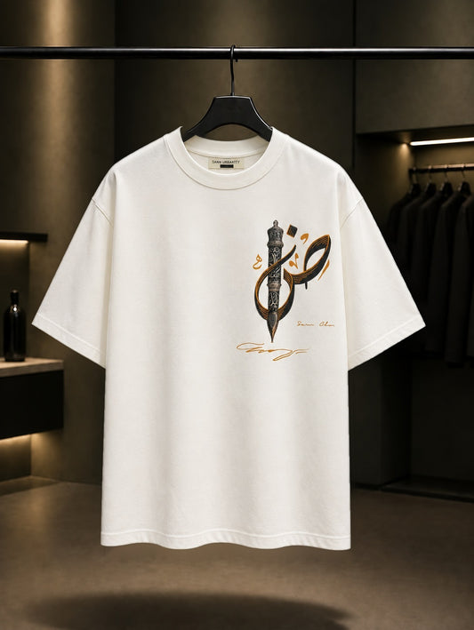 Hat Kalemi Oversize Tişört – Beyaz ön