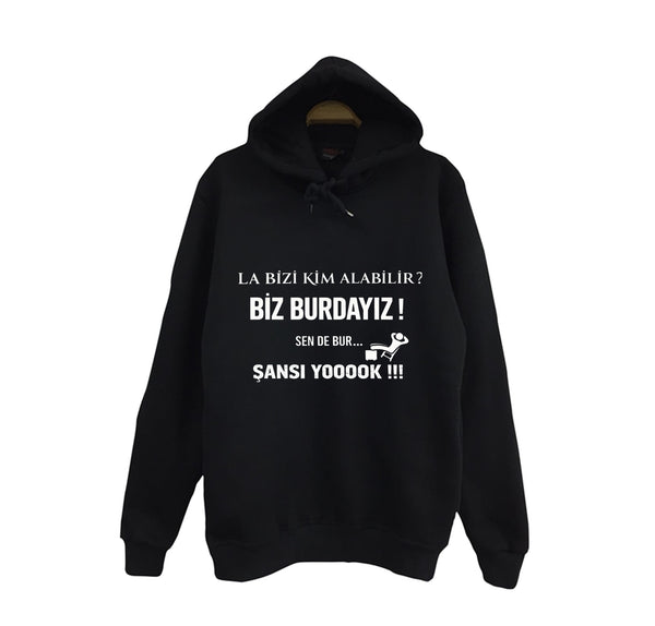 La bizi kim alabilir? baskılı siyah kapüşonlu sweatshirt