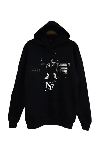 Nf Logosu ve siyah-beyaz sahne baskılı siyah kapüşonlu sweatshirt