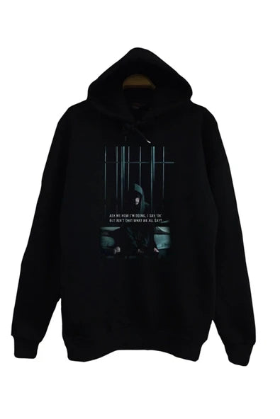 Nf Karanlik mavi sahnede figur baskılı siyah kapüşonlu sweatshirt