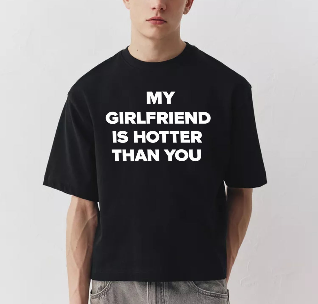 My Girlfriend Is Hotter Than You baskılı siyah tişört