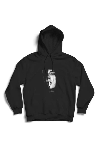 Sigaralı Kadın Siyah-beyaz ikiye bölünmüş baskılı siyah kapüşonlu sweatshirt