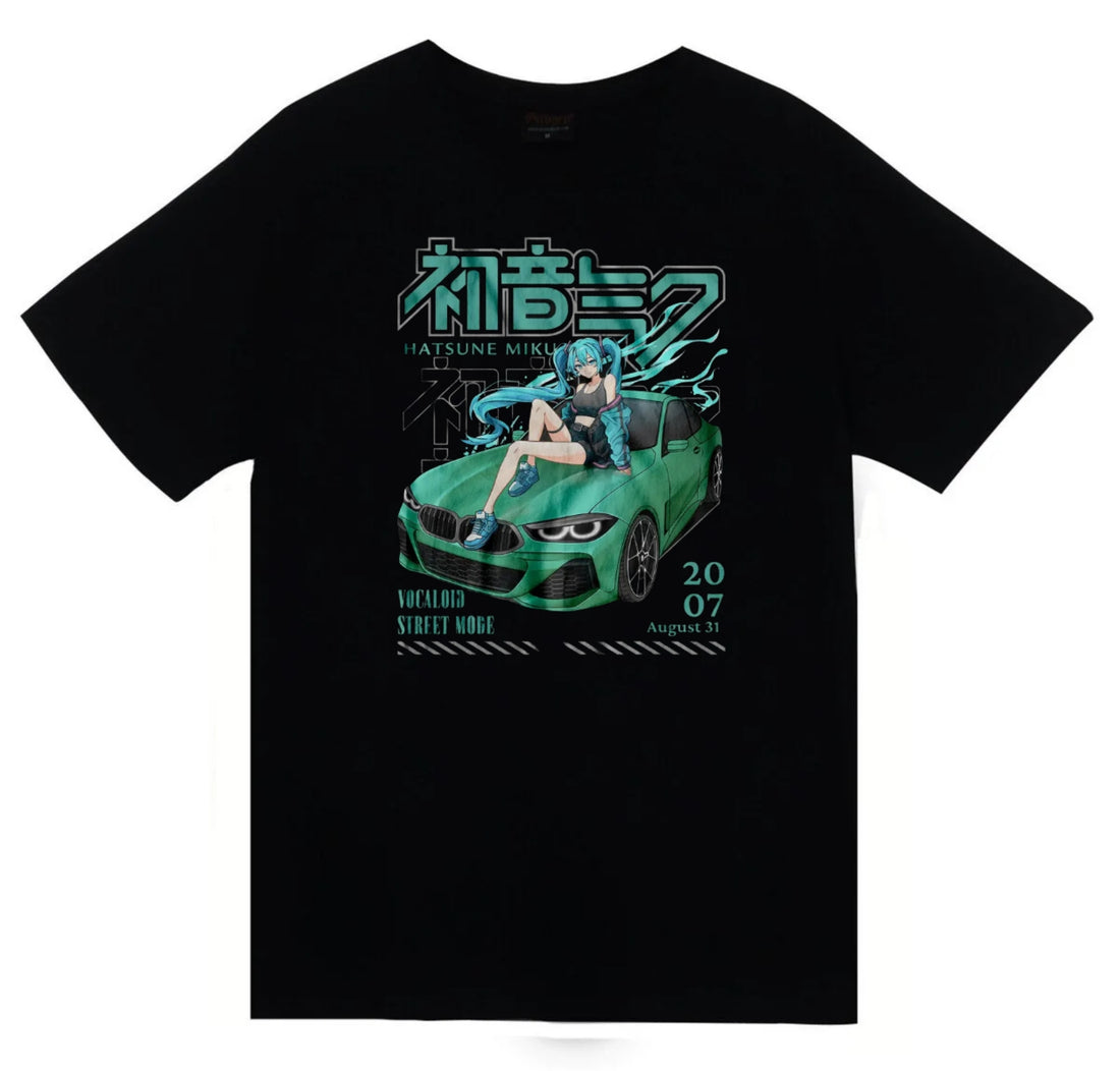 Hatsune Miku Anime Yeşil spor otomobil üstünde baskılı siyah tişört