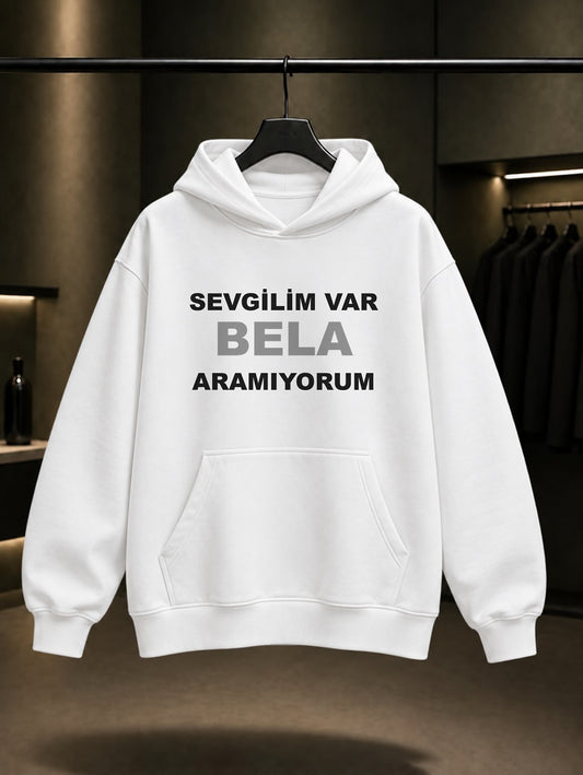 Sevgilim Var Bela Aramıyorum Baskılı Unisex %100 Pamuk Kapüşonlu Sweatshirt — Beyaz