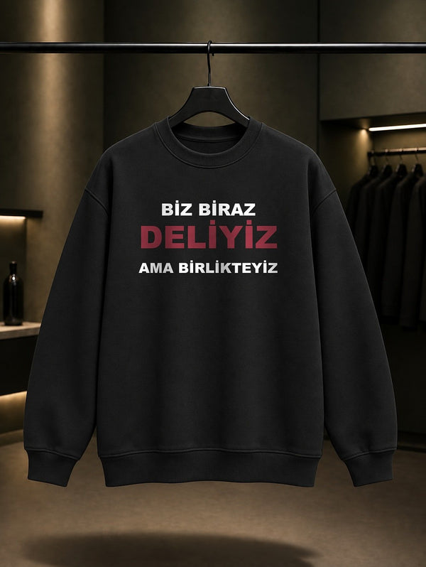 Biz Biraz Deliyiz Ama Birlikteyiz Baskılı Unisex %100 Pamuk Sweatshirt — Siyah