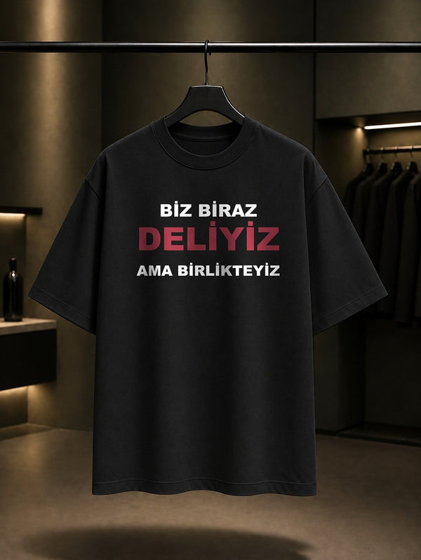 Biz Biraz Deliyiz Ama Birlikteyiz Baskılı Unisex %100 Pamuk T-shirt — Siyah
