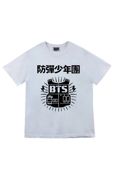 K-pop Müzik Grubu Logosu ve Korece/Çince '防弾少年團 baskılı beyaz tişört