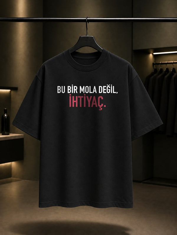 Bu Bir Mola Değil, İhtiyaç Yazılı Baskılı Unisex %100 Pamuk T-shirt — Siyah
