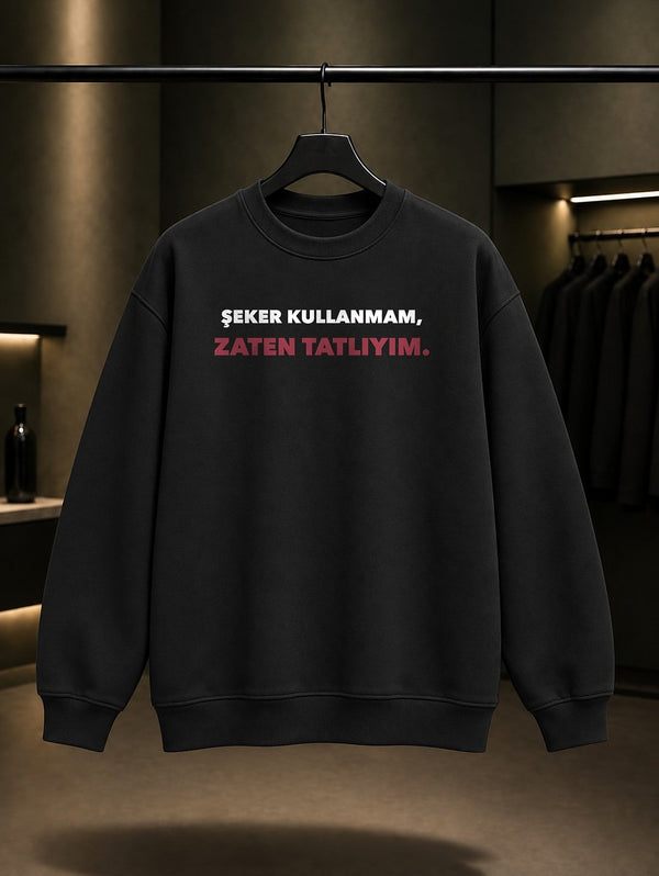 Şeker Kullanmam, Zaten Tatlıyım Yazılı Baskılı Unisex %100 Pamuk Sweatshirt — Siyah