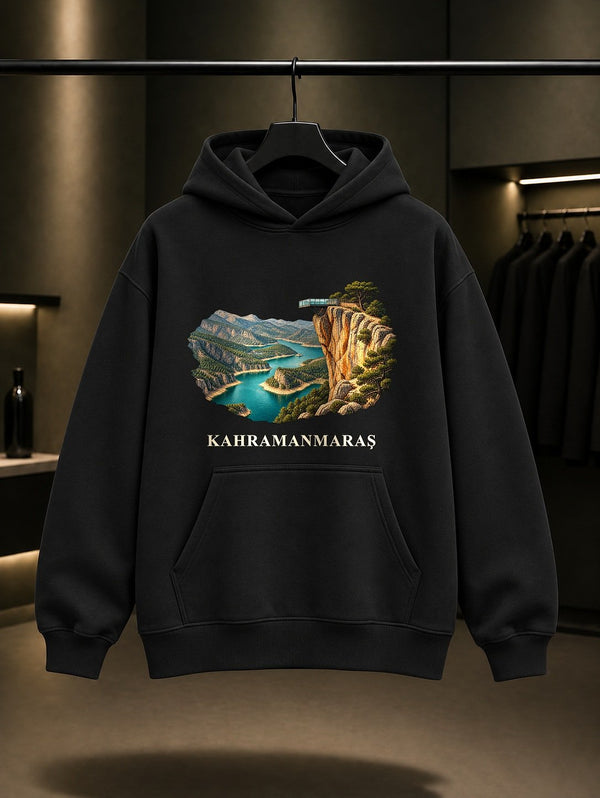 Kahramanmaraş Ali Kayası baskılı siyah kapüşonlu sweatshirt