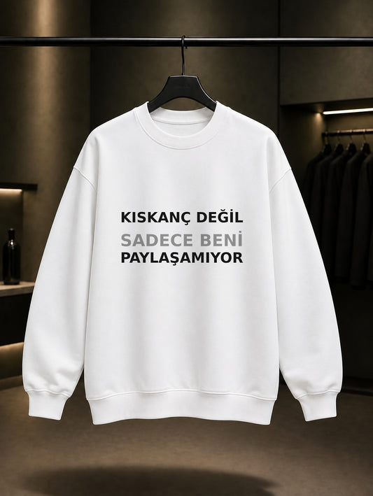 Kıskanç Değil Sadece Beni Paylaşamıyor Baskılı Unisex %100 Pamuk Sweatshirt — Beyaz