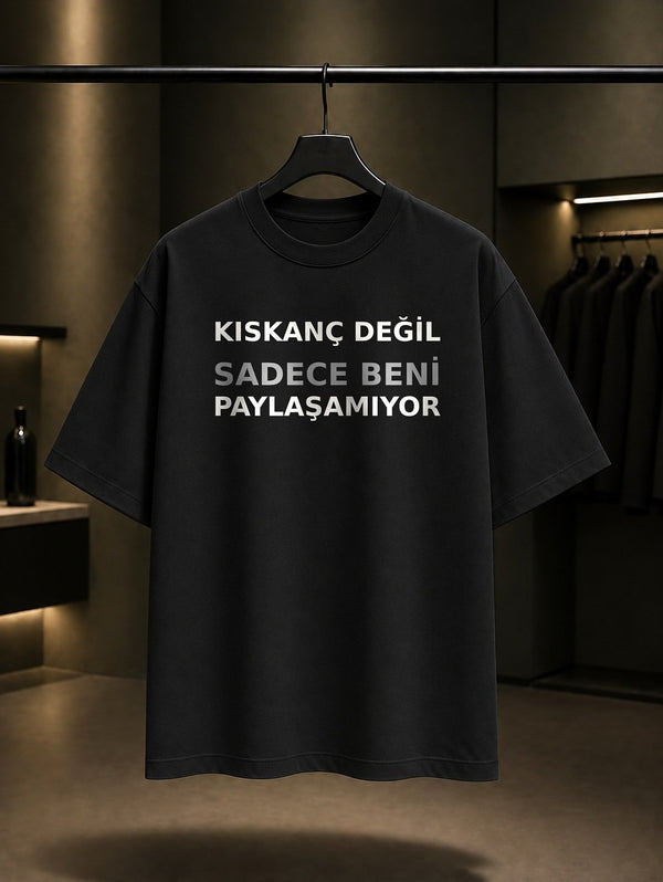 Kıskanç Değil Sadece Beni Paylaşamıyor Baskılı Unisex %100 Pamuk T-shirt — Siyah