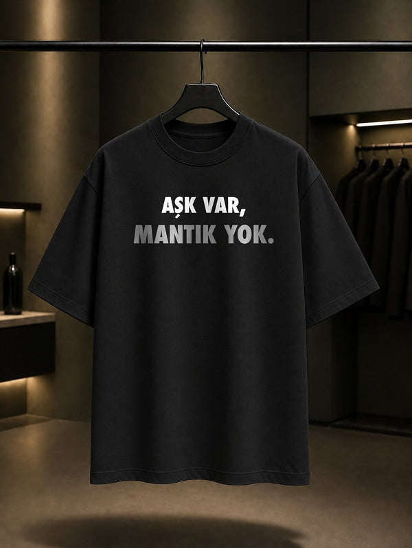 Aşk Var Mantık Yok Baskılı Unisex %100 Pamuk T-shirt — Siyah