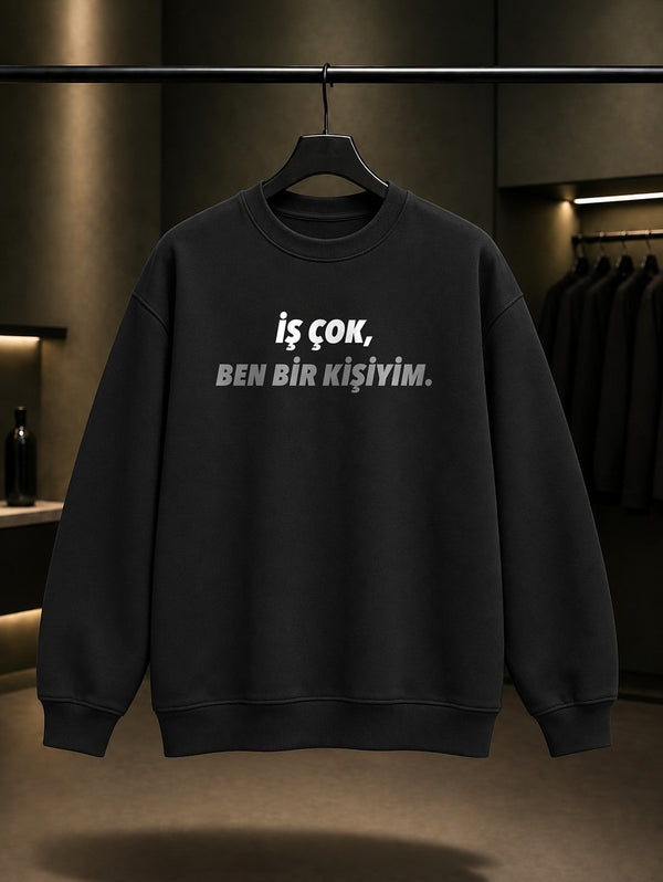 İş Çok, Ben Bir Kişiyim Yazılı Baskılı Unisex %100 Pamuk Sweatshirt — Siyah