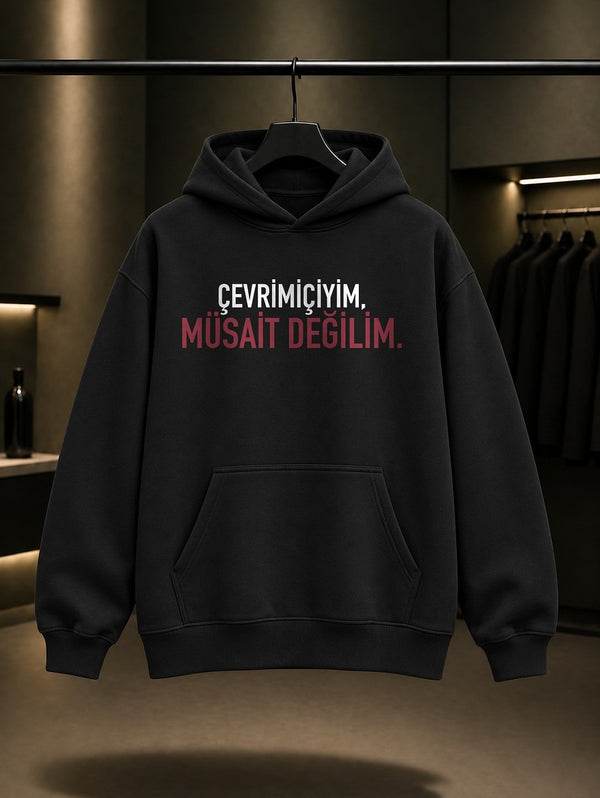 Çevrimiçiyim, Müsait Değilim Yazılı Baskılı Unisex %100 Pamuk Kapüşonlu Sweatshirt — Siyah