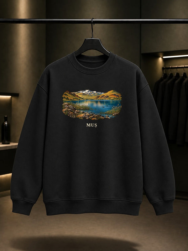 Muş Hamurpet Gölü baskılı siyah sweatshirt