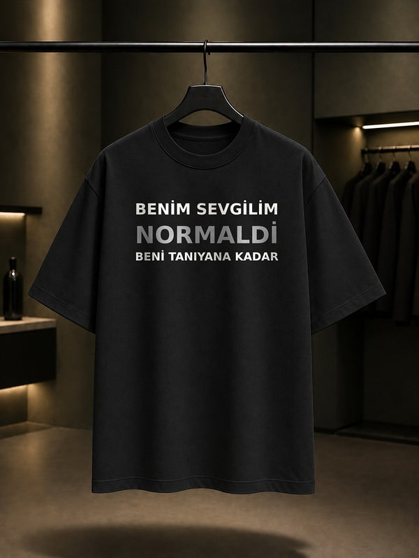 Benim Sevgilim Normaldi Beni Tanıyana Kadar Baskılı Unisex %100 Pamuk T-shirt — Siyah