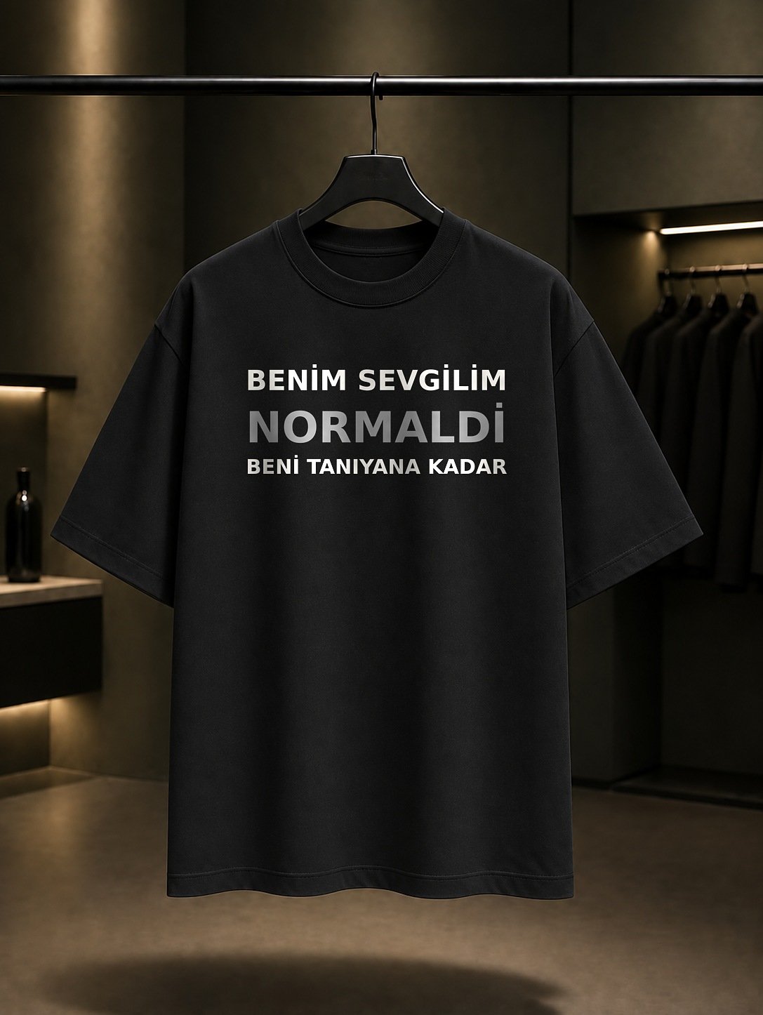 Benim Sevgilim Normaldi Beni Tanıyana Kadar Baskılı Unisex %100 Pamuk T-shirt — Siyah