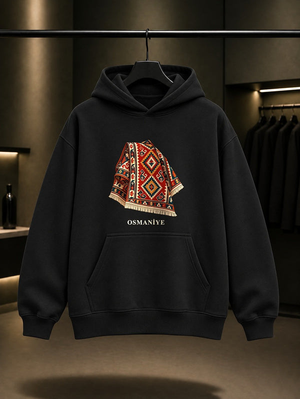 Osmaniye Karatepe Kilimi baskılı siyah kapüşonlu sweatshirt