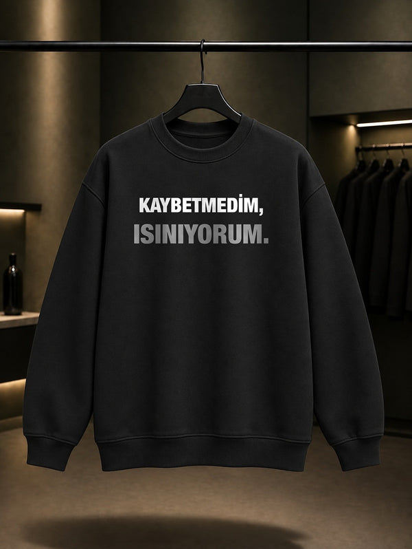 Kaybetmedim, Isınıyorum Yazılı Baskılı Unisex %100 Pamuk Sweatshirt — Siyah