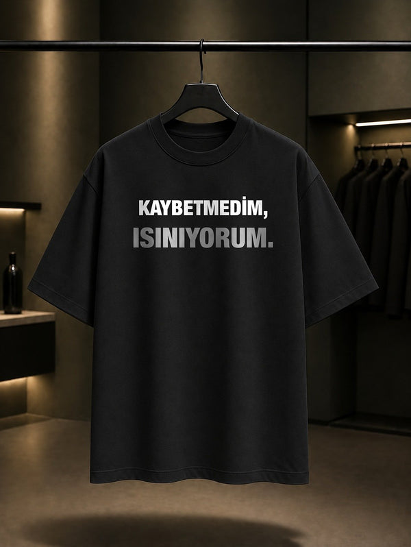 Kaybetmedim, Isınıyorum Yazılı Baskılı Unisex %100 Pamuk T-shirt — Siyah