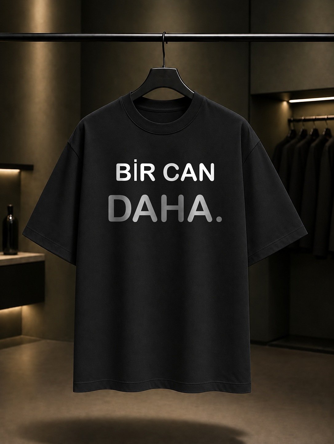 Bir Can Daha Yazılı Baskılı Unisex %100 Pamuk T-shirt — Siyah