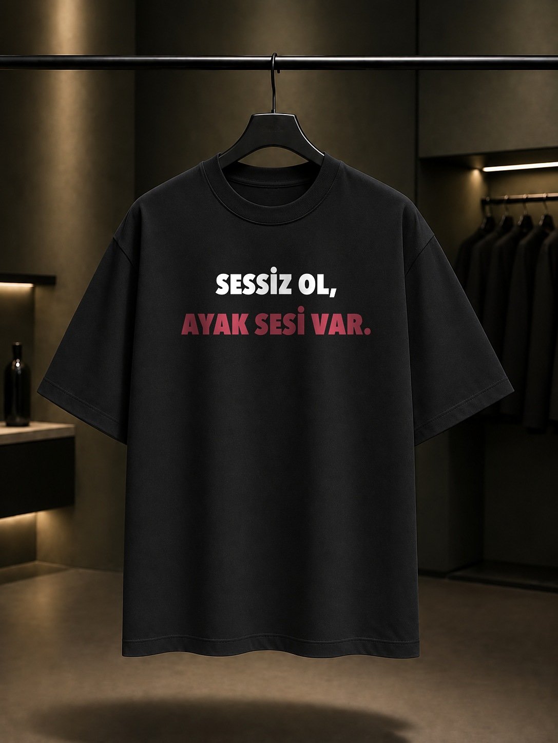 Sessiz Ol, Ayak Sesi Var Yazılı Baskılı Unisex %100 Pamuk T-shirt — Siyah