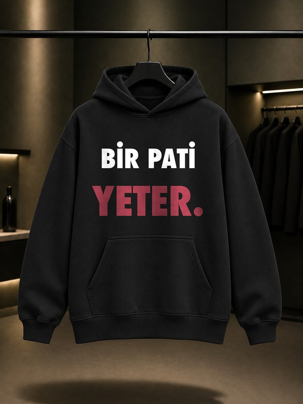 Bir Pati Yeter Yazılı Baskılı Unisex %100 Pamuk Kapüşonlu Sweatshirt — Siyah