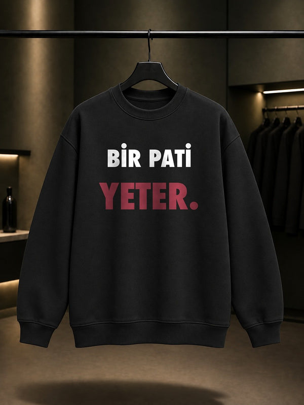 Bir Pati Yeter Yazılı Baskılı Unisex %100 Pamuk Sweatshirt — Siyah
