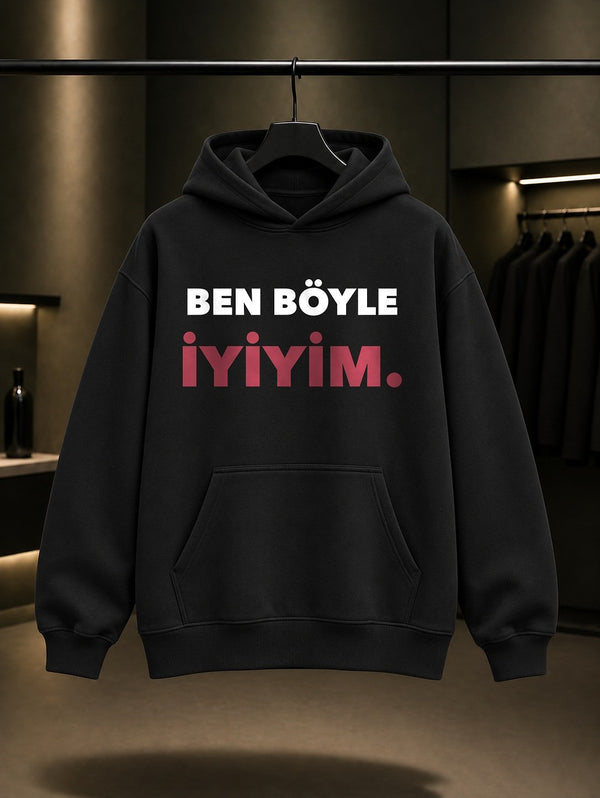 Ben Böyle İyiyim Yazılı Baskılı Unisex %100 Pamuk Kapüşonlu Sweatshirt — Siyah