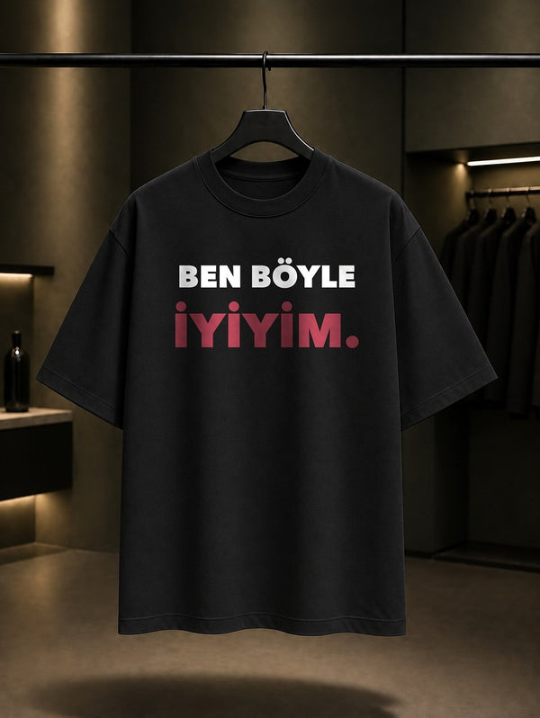 Ben Böyle İyiyim Yazılı Baskılı Unisex %100 Pamuk T-shirt — Siyah