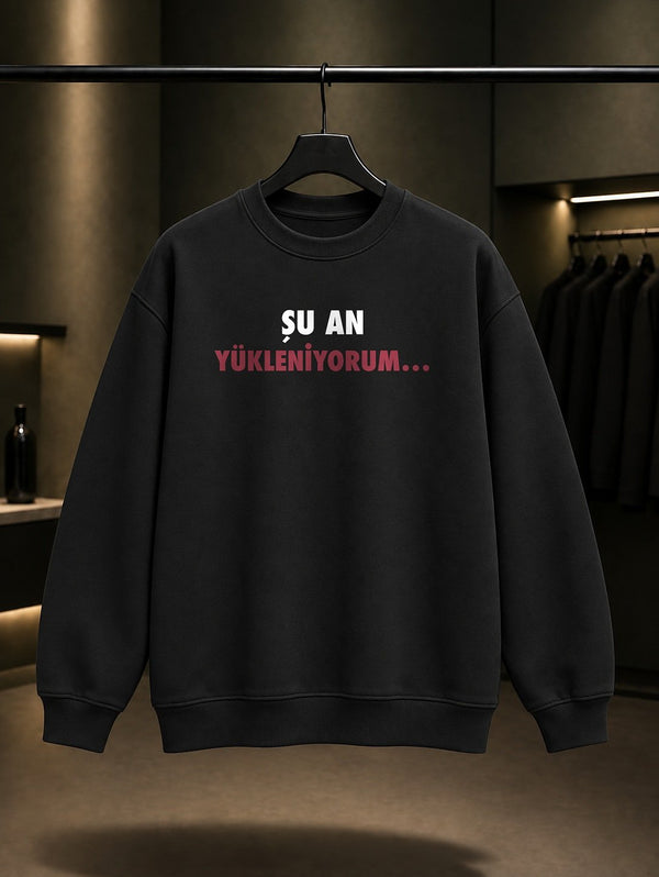 Şu An Yükleniyorum… Yazılı Baskılı Unisex %100 Pamuk Sweatshirt — Siyah