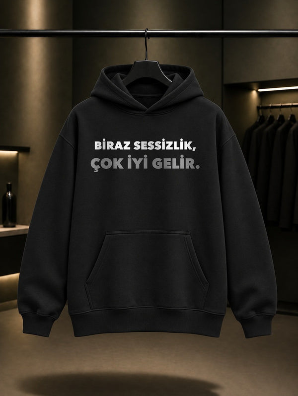 Biraz Sessizlik, Çok İyi Gelir Yazılı Baskılı Unisex %100 Pamuk Kapüşonlu Sweatshirt — Siyah