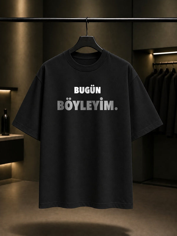 Bugün Böyleyim Yazılı Baskılı Unisex %100 Pamuk T-shirt — Siyah