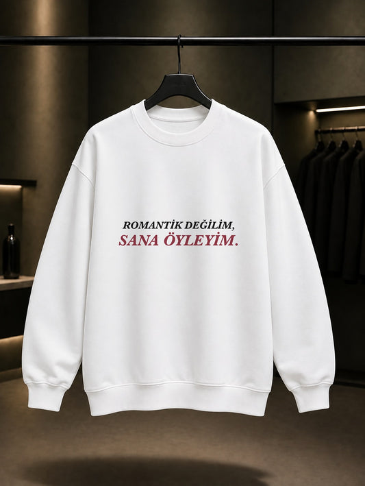 Romantik Değilim Sana Öyleyim Baskılı Unisex %100 Pamuk Sweatshirt — Beyaz