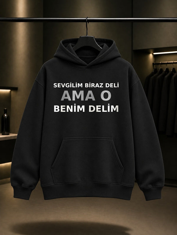 Sevgilim Biraz Deli Ama O Benim Delim Baskılı Unisex %100 Pamuk Kapüşonlu Sweatshirt — Siyah