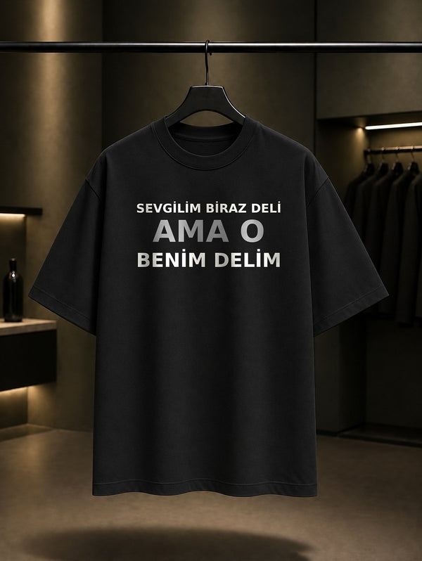 Sevgilim Biraz Deli Ama O Benim Delim Baskılı Unisex %100 Pamuk T-shirt — Siyah