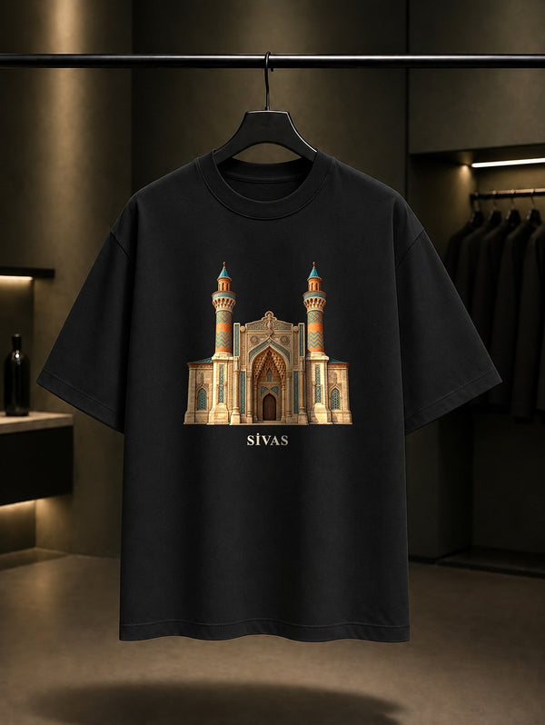 Sivas Gök Medrese baskılı siyah t-shirt