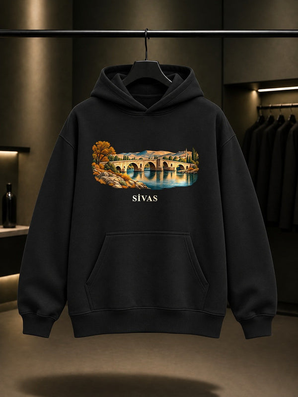 Sivas Eğri Köprü baskılı siyah kapüşonlu sweatshirt