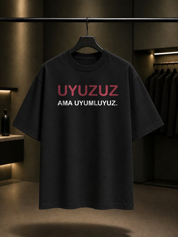 Uyuzuz Ama Uyumluyuz Baskılı Unisex %100 Pamuk T-shirt — Siyah
