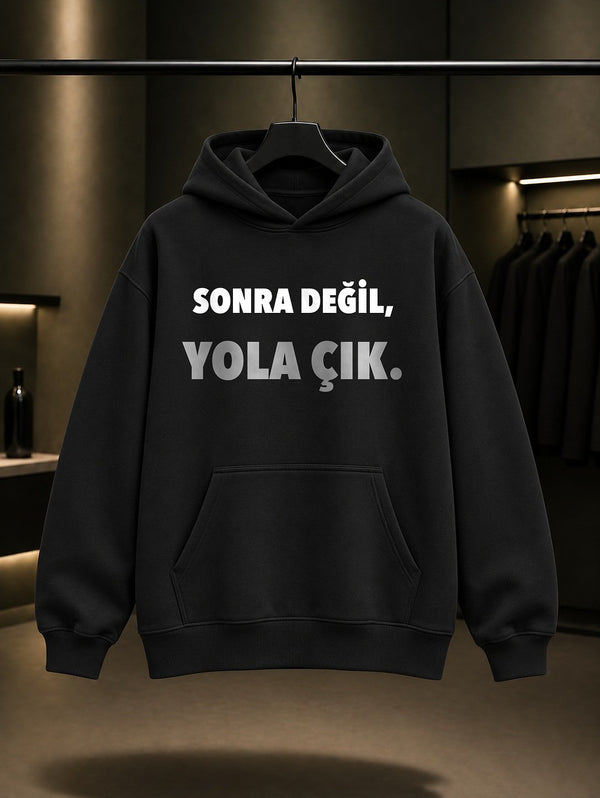 Sonra Değil, Yola Çık Yazılı Baskılı Unisex %100 Pamuk Kapüşonlu Sweatshirt — Siyah