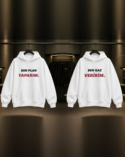 Ben Plan Yaparım & Ben Gaz Veririm — BFF İkili Baskılı Unisex %100 Pamuk Kapüşonlu Sweatshirt — İkili, Beyaz