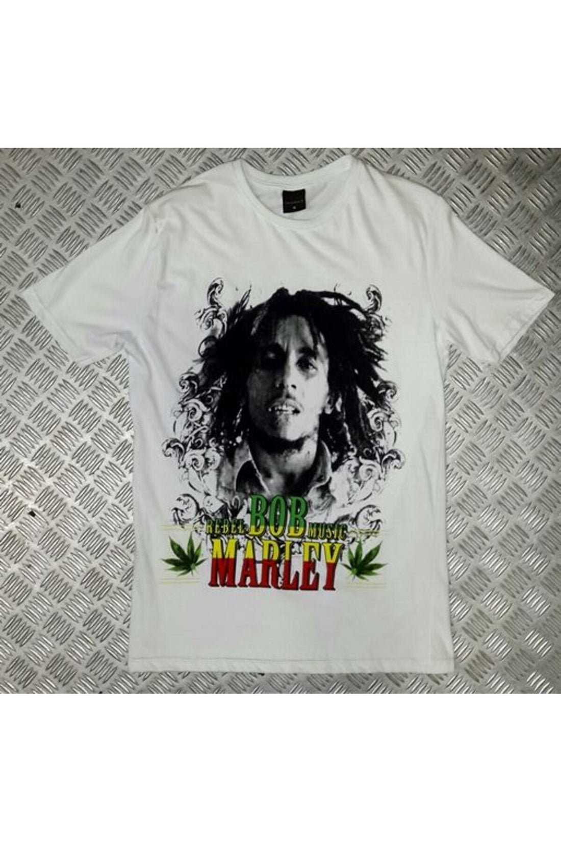 Bob Marley Portresi ve renkli isim baskılı beyaz tişört