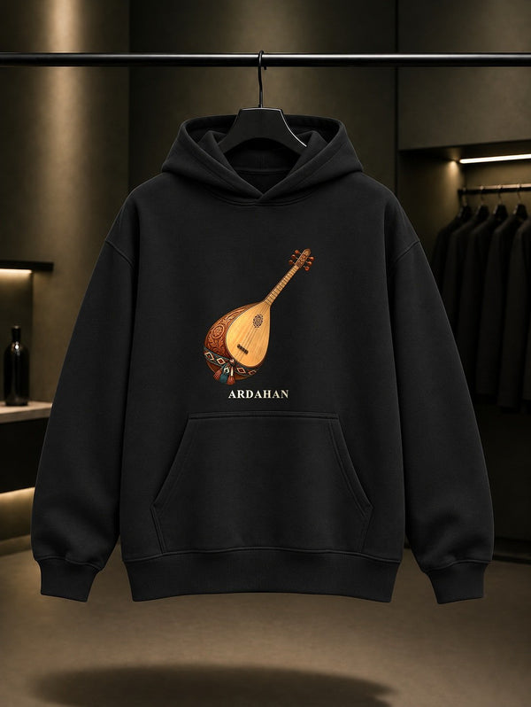 Ardahan Âşık Şenlik Saz baskılı siyah kapüşonlu sweatshirt