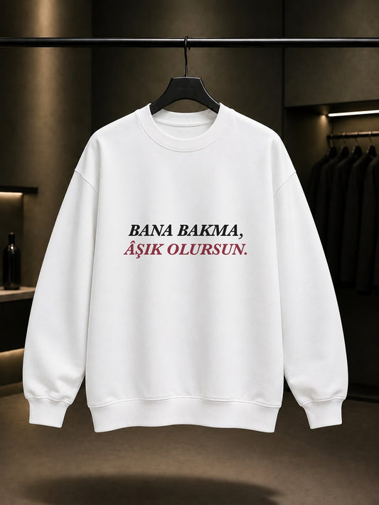 Bana Bakma Âşık Olursun Baskılı Unisex %100 Pamuk Sweatshirt — Beyaz