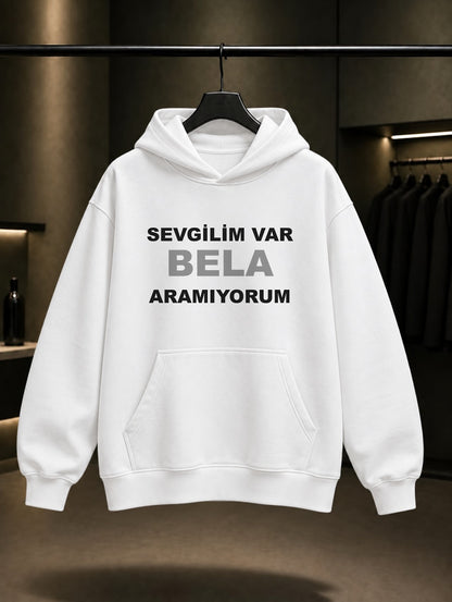 Sevgilim Var Bela Aramıyorum Baskılı Unisex %100 Pamuk Kapüşonlu Sweatshirt — Beyaz