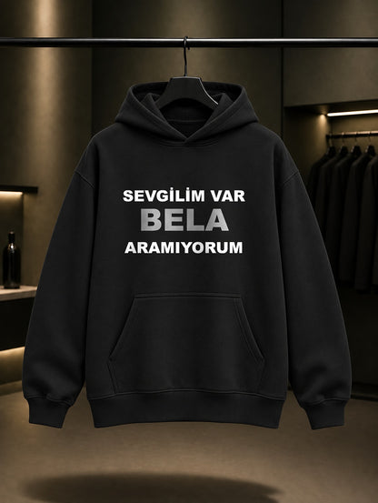 Sevgilim Var Bela Aramıyorum Baskılı Unisex %100 Pamuk Kapüşonlu Sweatshirt — Siyah