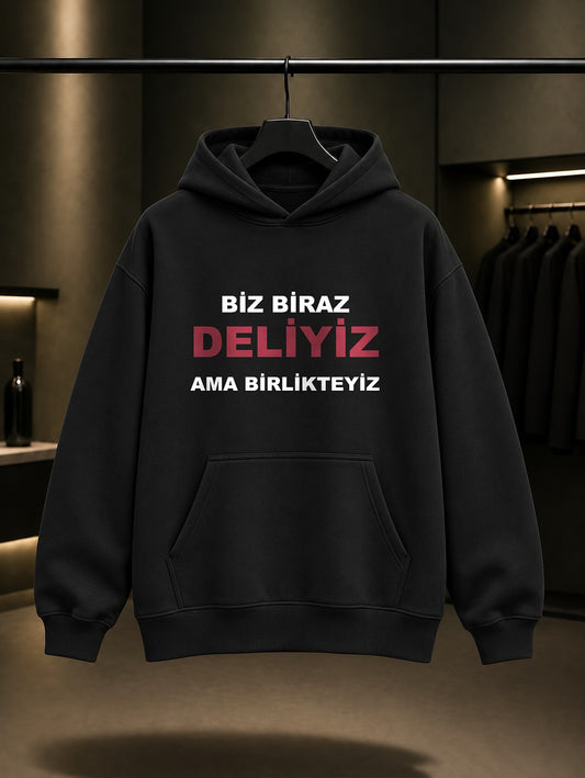 Biz Biraz Deliyiz Ama Birlikteyiz Baskılı Unisex %100 Pamuk Kapüşonlu Sweatshirt — Siyah